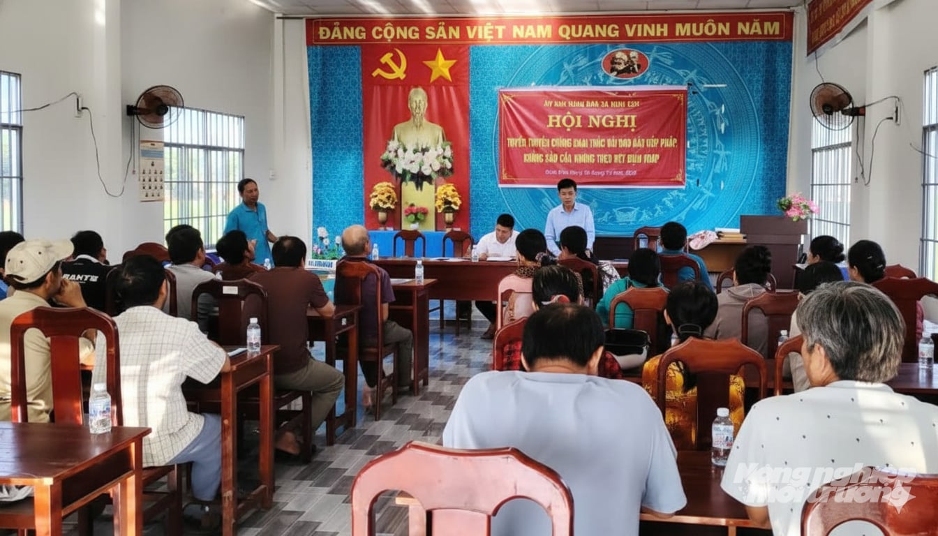 Các tổ công tác phối hợp công an, biên phòng tổ chức họp dân, biến tuyên truyền chống khai thác IUU thành cam kết cộng đồng, thay vì khẩu hiệu hành chính. Ảnh: Trung Chánh.