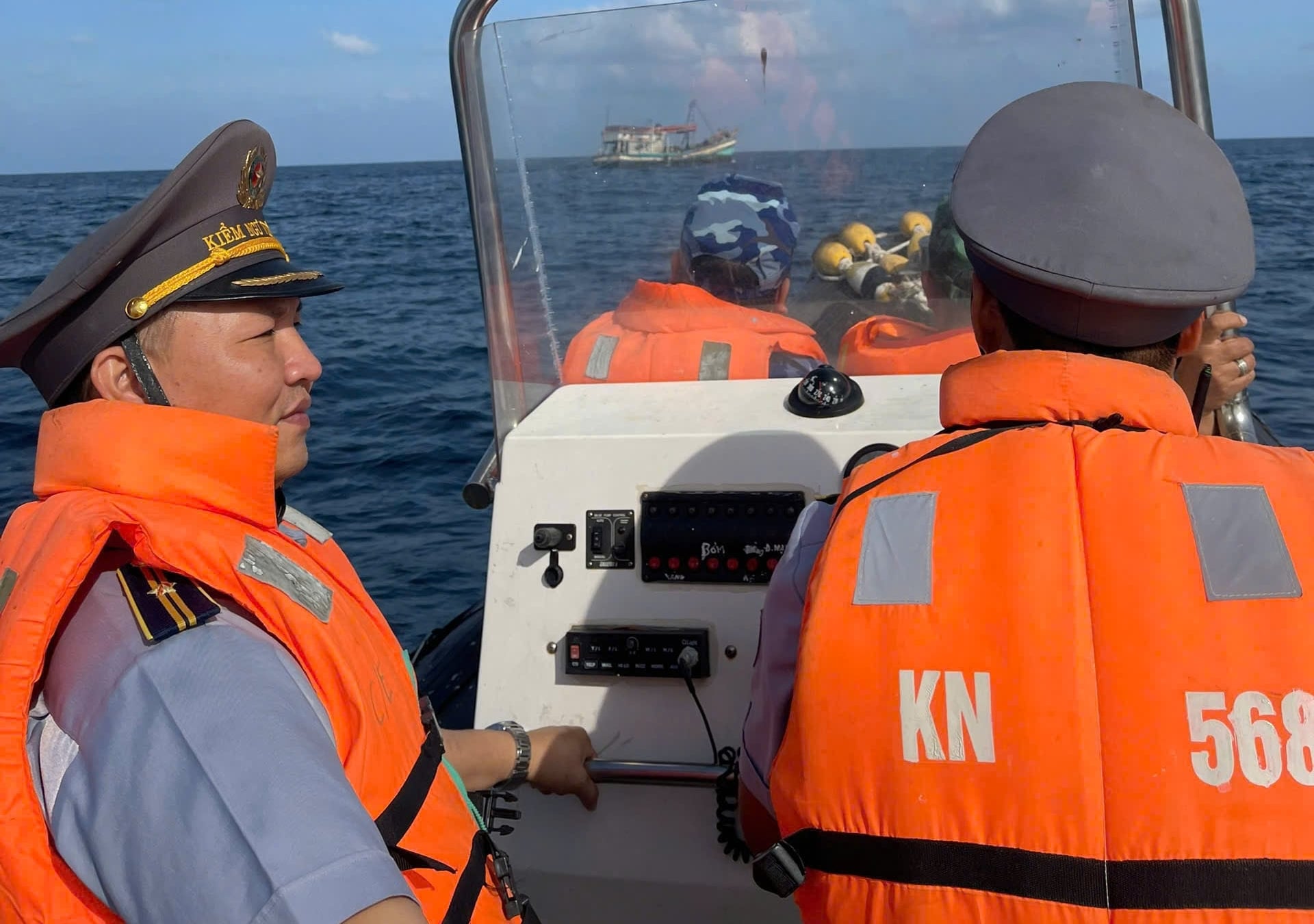 Lực lượng chức năng đã tiến hành kiểm tra 53 tàu cá. Ảnh: Trọng Linh.