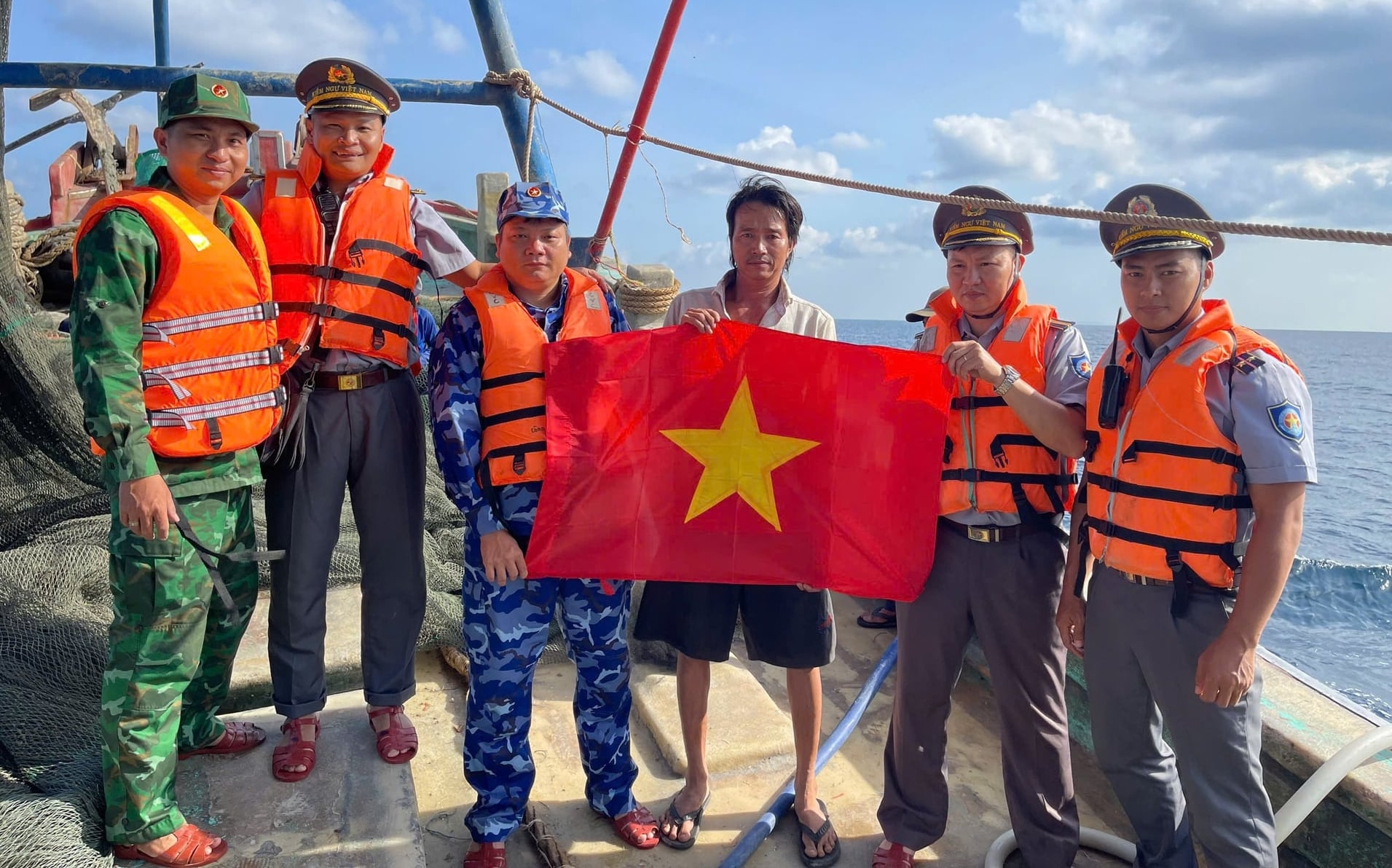 Trong quá trình tuần tra, Đoàn công tác đồng thời trao 10 lá cờ Tổ quốc, 25 áo phao và 10 phao tròn cứu sinh cho các tàu cá, góp phần động viên tinh thần ngư dân yên tâm vươn khơi bám biển, khai thác thủy sản an toàn, đúng pháp luật. Ảnh: Trọng Linh.