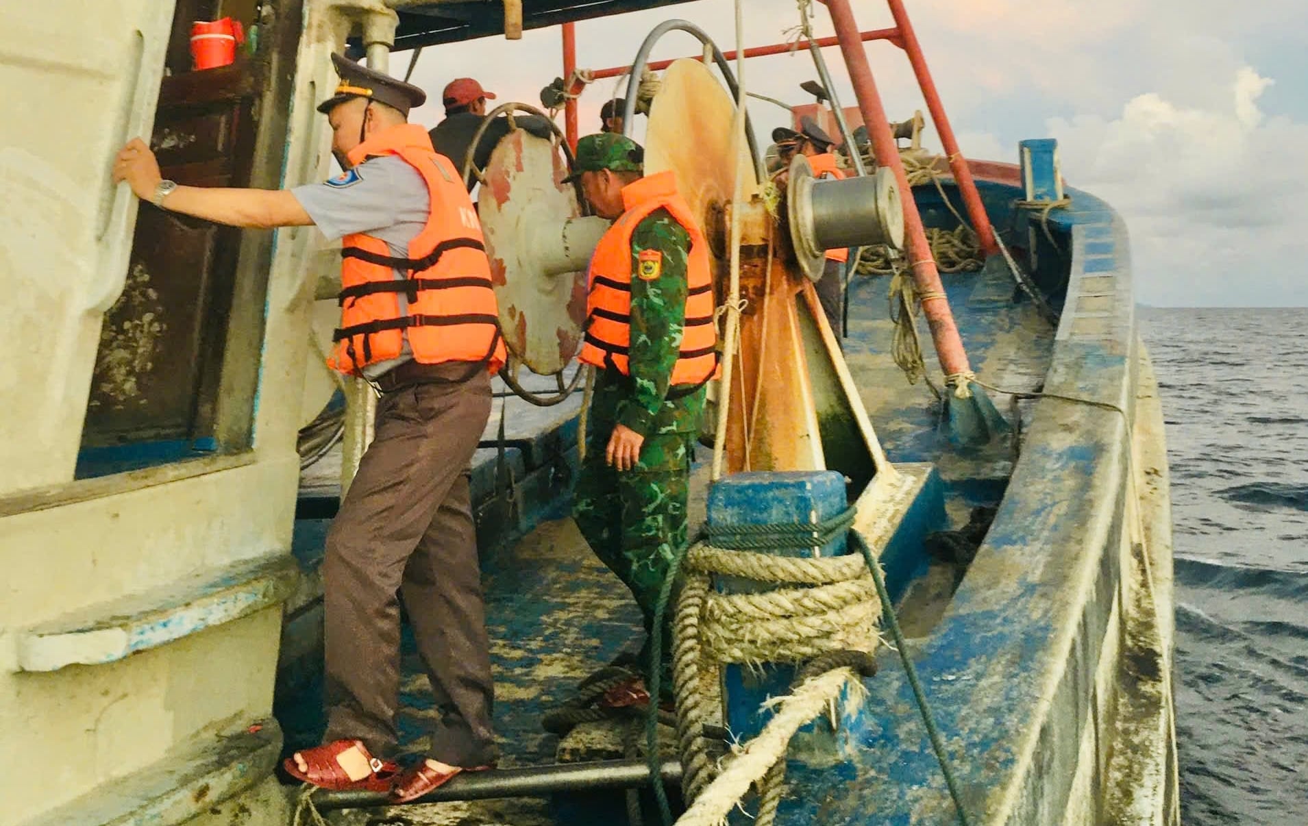 Đoàn tuần tra, kiểm tra, kiểm soát Số 15 thực hiện nhiệm vụ tại vùng biển Tây Nam Bộ. Ảnh: Trọng Linh.