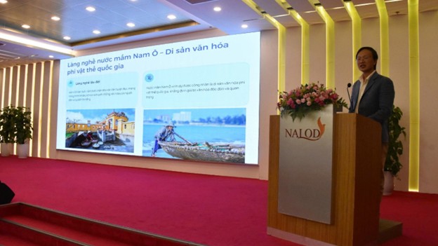 TS. Nguyễn Công Minh (Hiệp hội Văn hoá Ẩm thực TP. Đà Nẵng) trình bày tham luận về vai trò nước mắm và thủy sản lên men trong bản đồ ẩm thực Đà Nẵng.