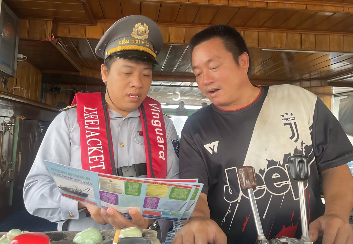 Lực lượng kiểm ngư Quảng Ninh tuyên truyền, phổ biến pháp luật cho chủ tàu cá trong khai thác, bảo vệ nguồn lợi thủy sản. Ảnh: Thu Hiền. 