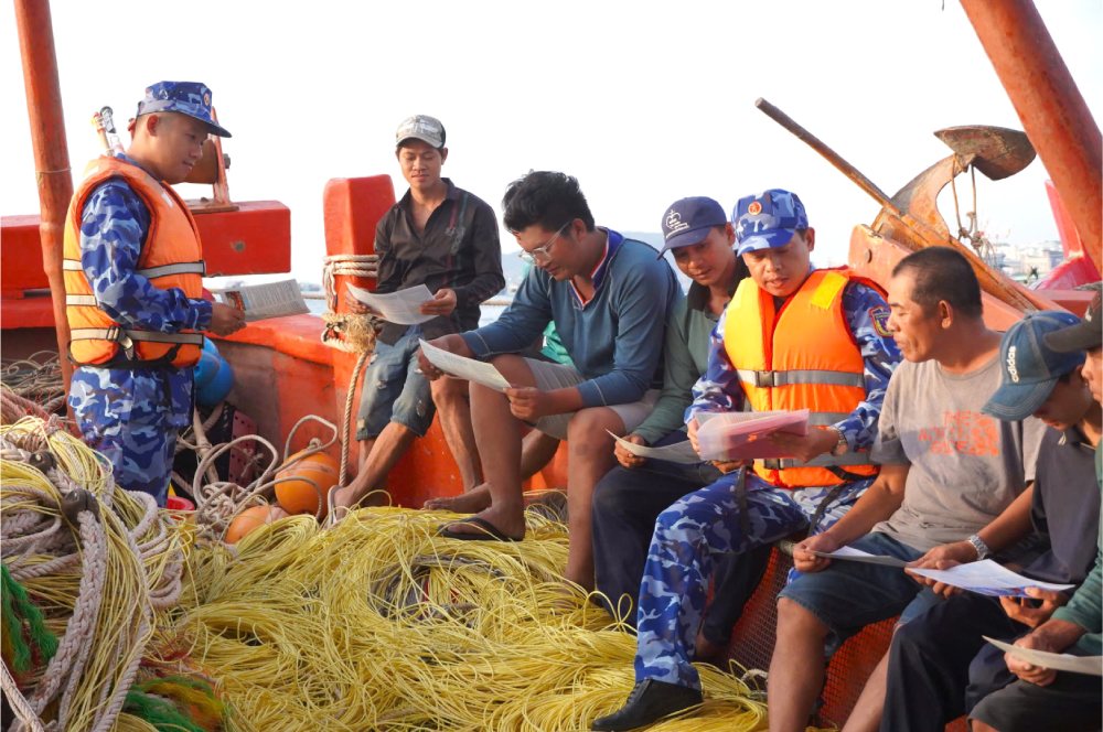 Hải đội 401 tuyên truyền và hướng dẫn cho bà con ngư dân cách quét mã QR. Ảnh: Nguyên Anh