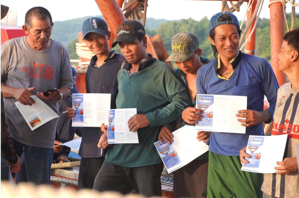 Ngư dân an tâm ra khơi hơn khi liên tục cập nhật được các quy định đánh bắt đúng quy định, tránh vi phạm IUU. Ảnh: Tạ Quang