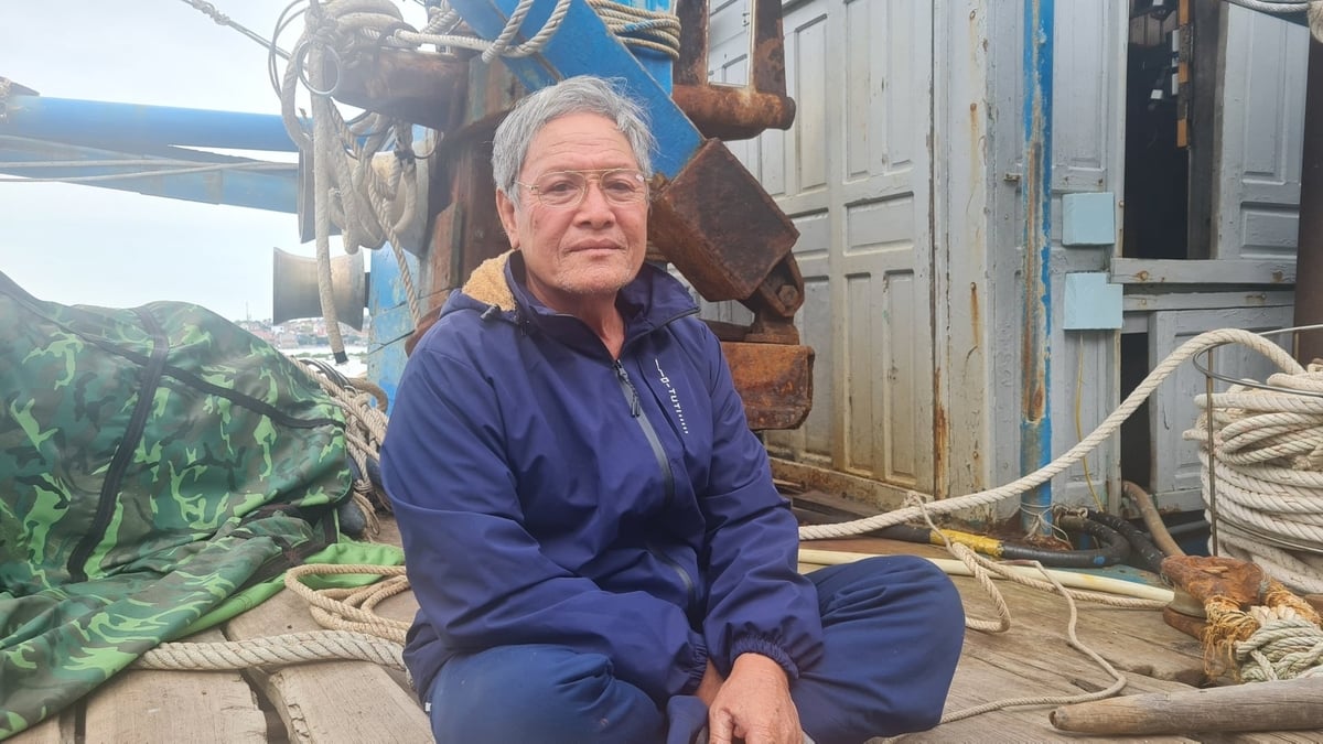 Ông Trần Hùng mong muốn Nhà nước sớm có phương án đầu tư, nạo vét luồng lạch và xây dựng khu tránh trú an toàn cho tàu cá. Ảnh: Việt Khánh. 