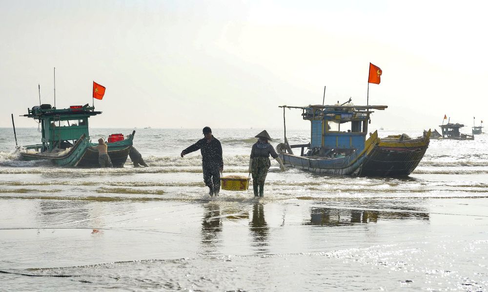 Những chiếc thuyền bè ra khơi từ lúc rạng sáng, sau nhiều giờ đánh bắt đã cập bờ với tôm cá đầy khoang. Ảnh: Quách Du