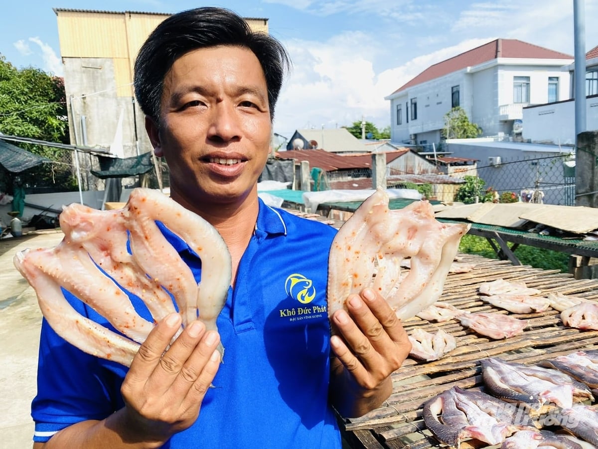 Ông Trần Văn Đức, chủ cơ sở khô cá Đức Phát (xã Vĩnh Xương, An Giang), giới thiệu sản phẩm khô cá đồng đã được thị trường ưa chuộng dịp tết. Ảnh: Lê Hoàng Vũ.
