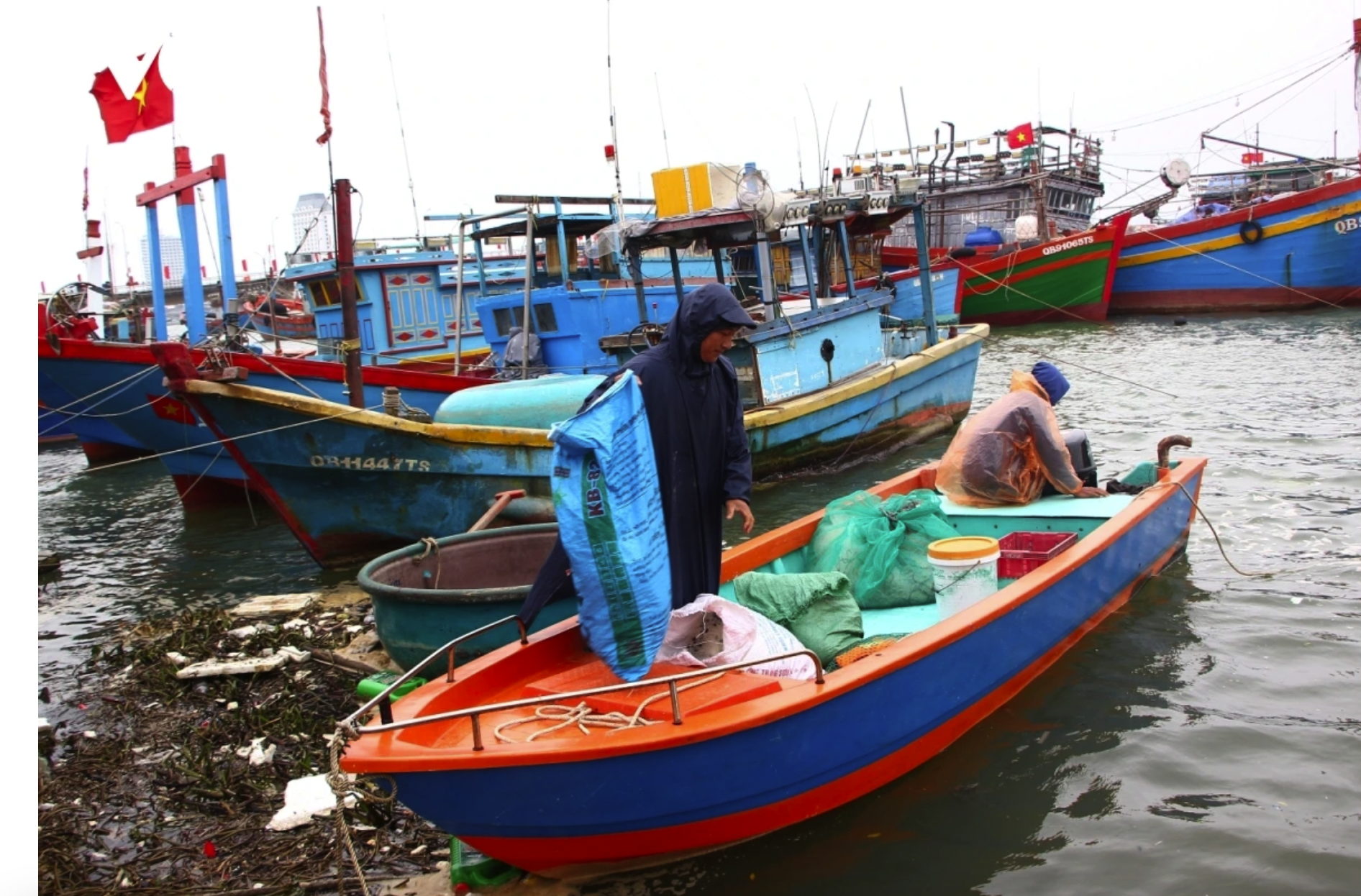 Ngư dân đưa ngư cụ, nhu yếu phẩm ra tàu chuẩn bị cho chuyến đi biển.