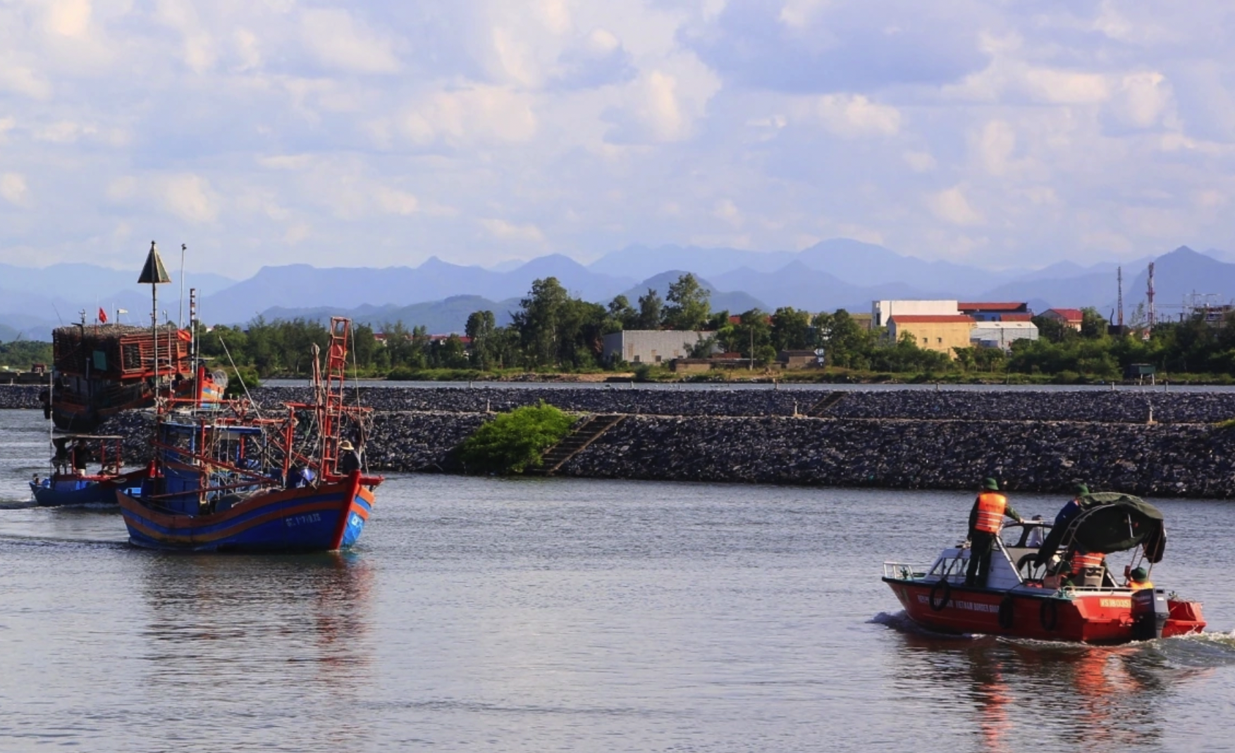 Bộ đội Biên phòng tuyến biển giám sát chặt chẽ tàu cá ra vào cửa lạch.