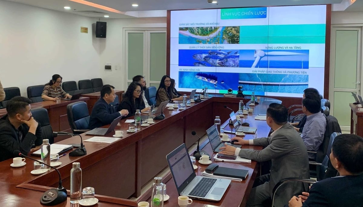 Quảng Ninh tiếp cận giải pháp công nghệ mới trong quản lý tàu cá nhỏ, góp phần tăng cường chống khai thác IUU. Ảnh: Hữu Đạm.