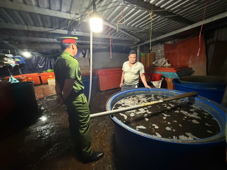 Triệt phá đường dây ngâm 3.000 tấn ốc bươu bằng hóa chất dùng trong xây dựng- Ảnh 2.