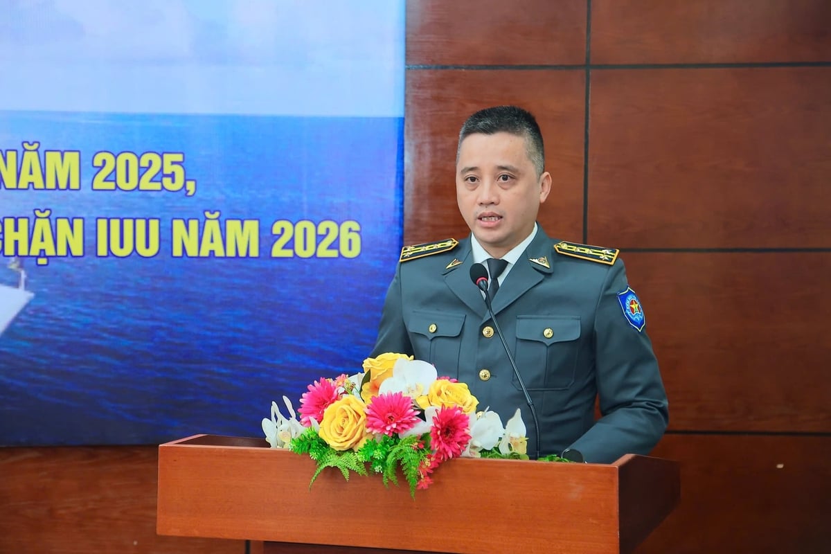 Ông Kiều Trung Dũng, Quyền Trưởng phòng Nghiệp vụ Kiểm ngư trình bày báo cáo kết quả công tác tuần tra và xử lý vi phạm hành chính năm 2025. Ảnh: Hồng Ngọc.