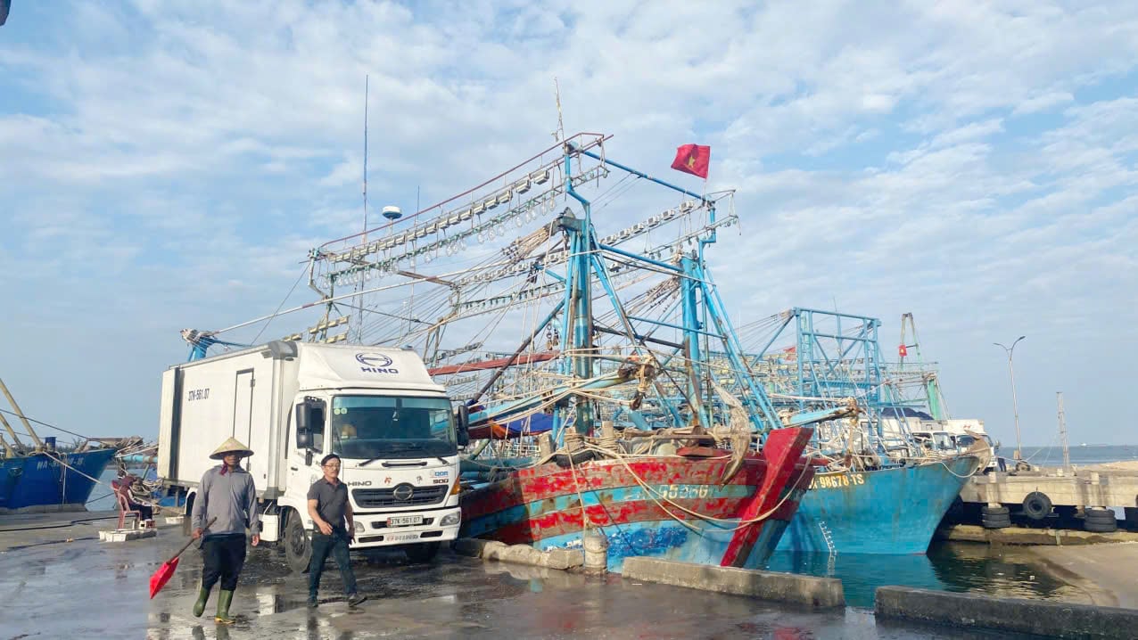 Tàu cá 'đóng hàng' để có chuyến biển đầu năm tại cảng cá Việt Trung. Ảnh: T. Đức.