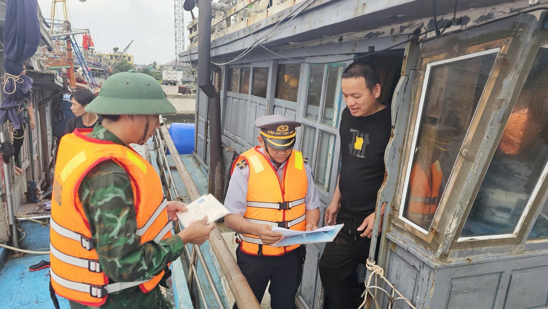 Lực lượng chức năng Quảng Trị kiểm tra tàu cá trước lúc xuất bến. Ảnh: T. Đức.