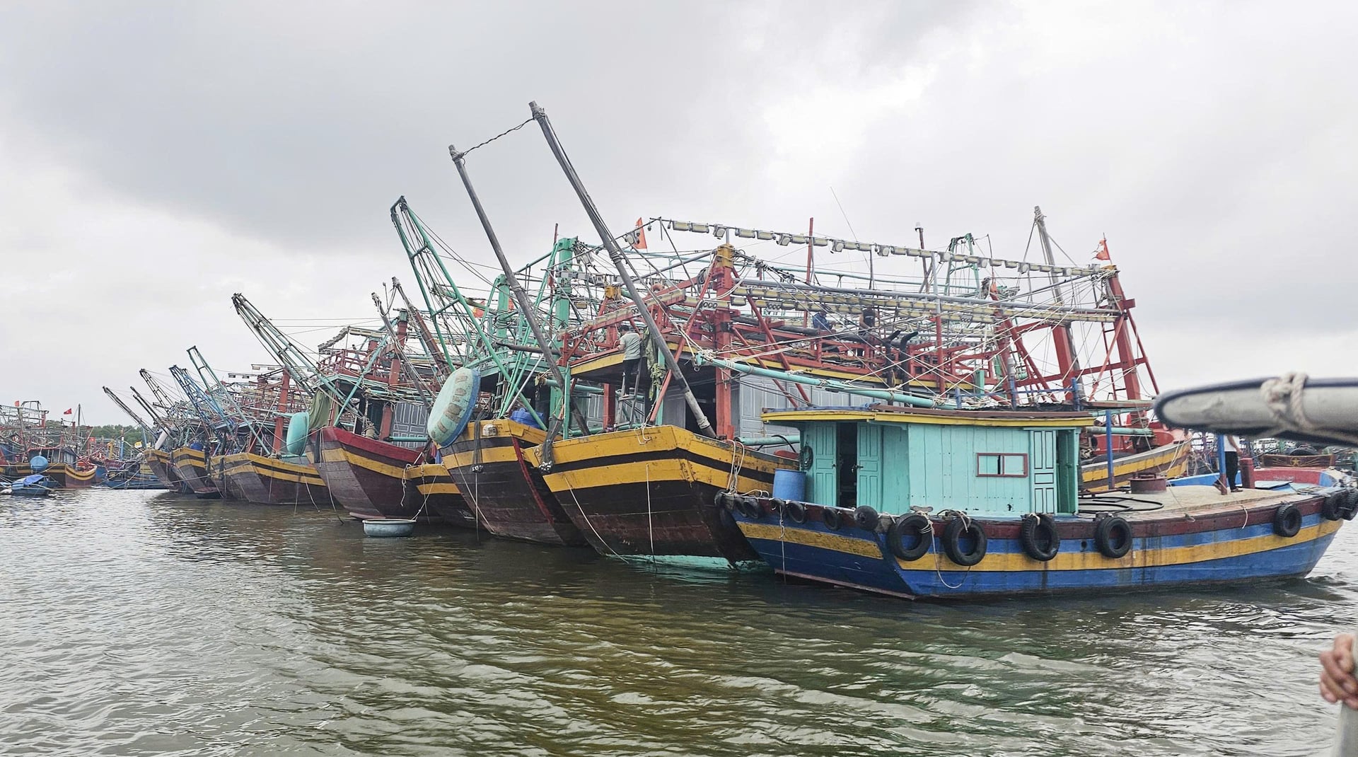 Tàu thuyền của ngư dân Quảng Trị sẵn sàng vươn khơi đánh bắt đầu năm. Ảnh: T. Đức.