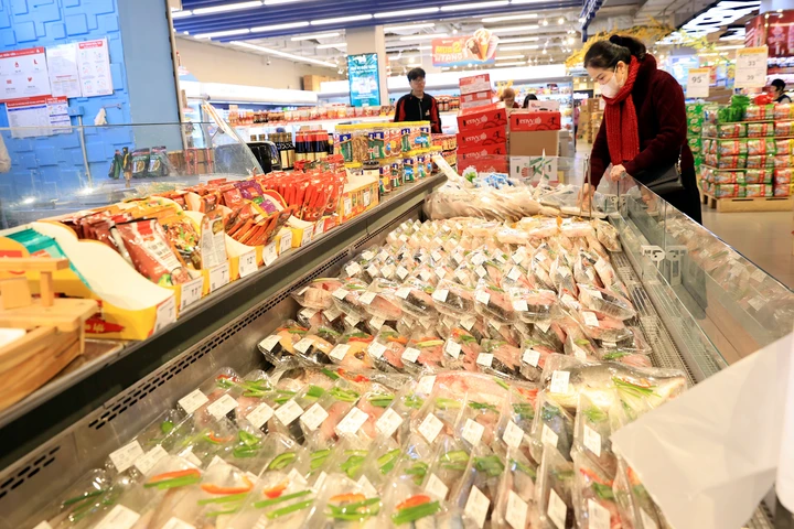 Rất nhiều nhóm hàng hóa, đặc biệt là thực phẩm người dùng vẫn lựa chọn cách mua sắm trực tiếp.