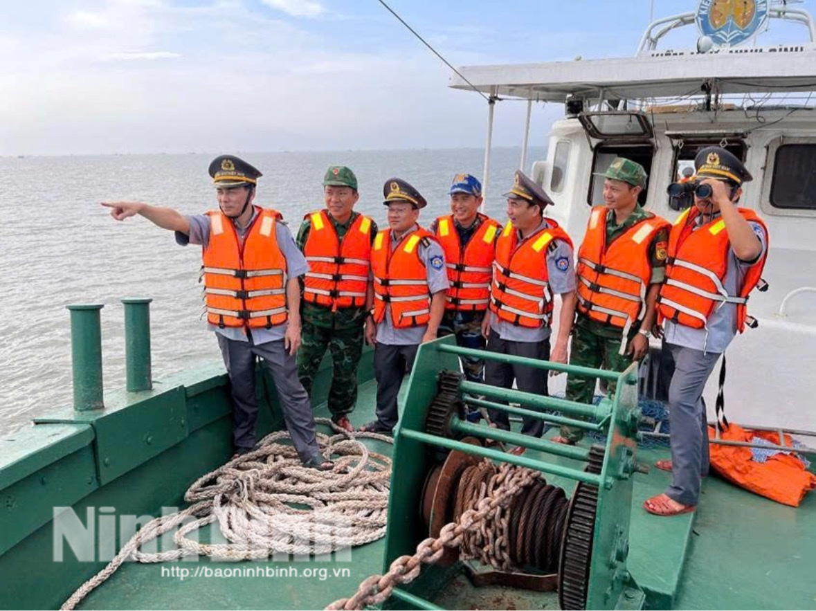 Lực lượng liên ngành tuần tra, kiểm soát hoạt động khai thác của các tàu cá trên vùng biển Ninh Bình. Ảnh: CTV