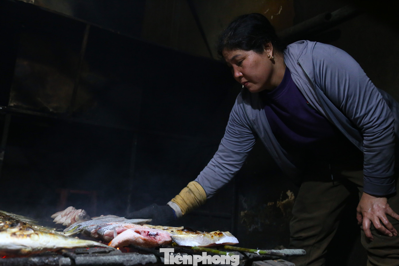 Gắn bó qua nhiều thế hệ, nghề nướng cá ở Cửa Lò không chỉ mang lại sinh kế cho hàng chục hộ dân mà còn góp phần tạo nên dấu ấn ẩm thực riêng của miền biển Xứ Nghệ. Hiện toàn phường Cửa Lò có khoảng 30 hộ làm nghề nướng cá, tập trung chủ yếu ở khu vực Nghi Hải và Nghi Thủy cũ. tp-21.jpg