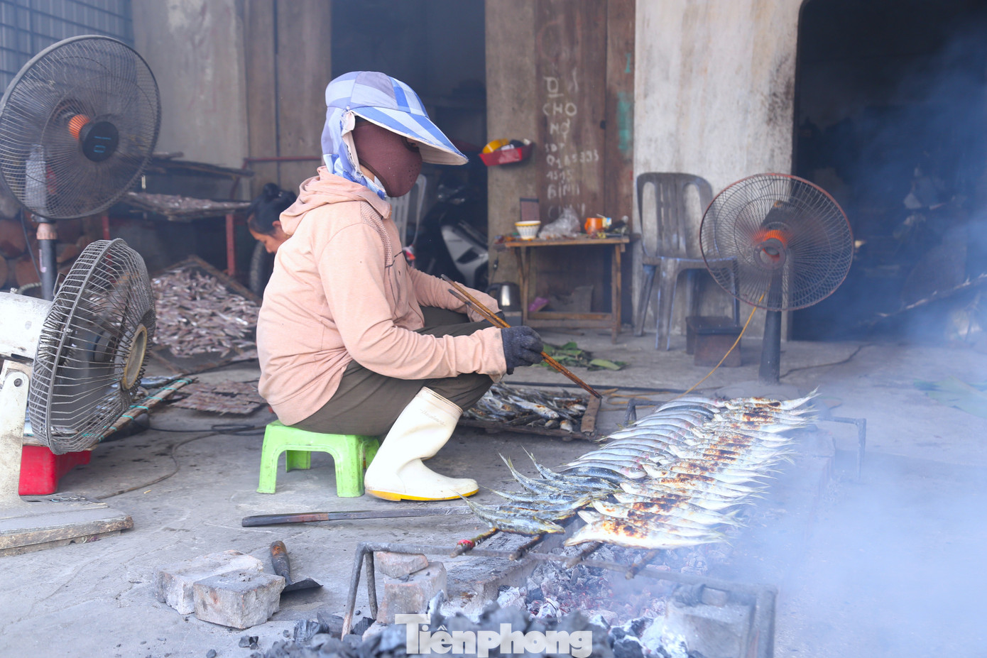 Theo chị Nguyễn Thị Dung (42 tuổi, trú khối Thành Công), nghề nướng cá đòi hỏi sự tỉ mỉ và tập trung cao độ. “Than cháy quá cá dễ khét, than yếu thì màu không đẹp. Chỉ lơ là chút là hỏng cả mẻ”, chị nói, mồ hôi thấm ướt lưng áo trong hơi nóng hầm hập. tp-7.jpg