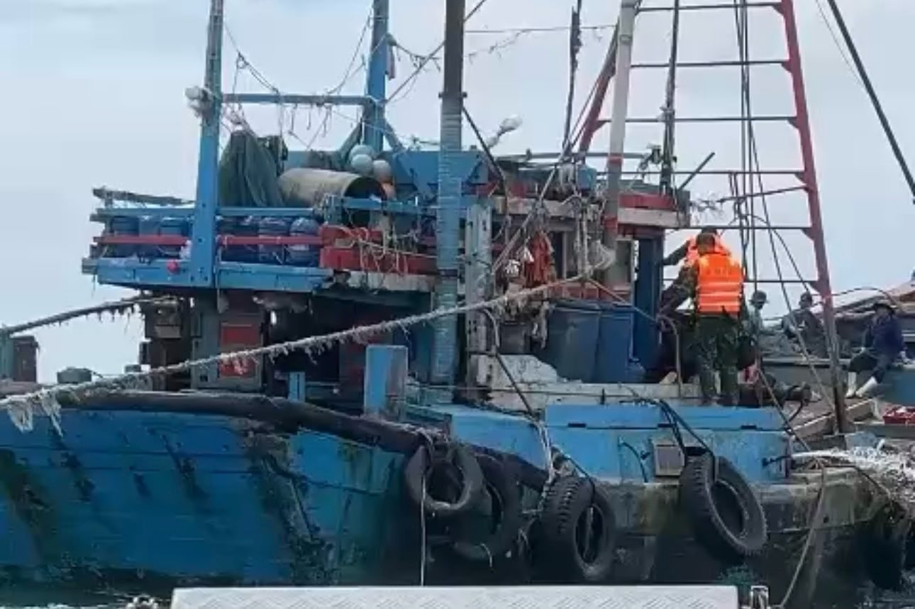 Biên phòng bắt quả tang và lập biên bản xử phạt một tàu cá giã cào hoạt động sai tuyến. Ảnh: Duy Tuấn 