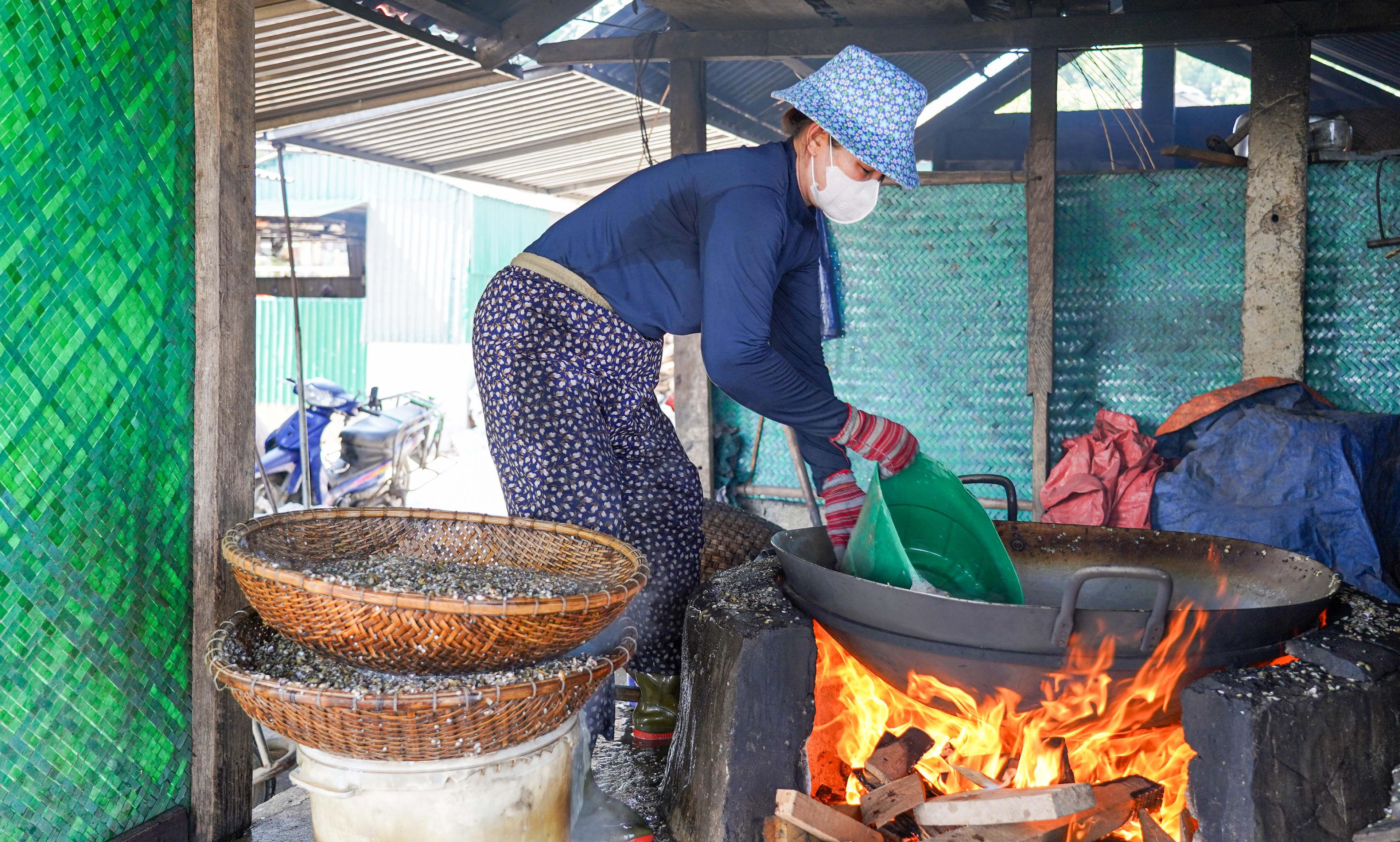 Luộc hến không chỉ là đun sôi một nồi nước, đó là cả một kinh nghiệm được truyền lại qua nhiều thế hệ. Ảnh: Cẩm Kỳ 