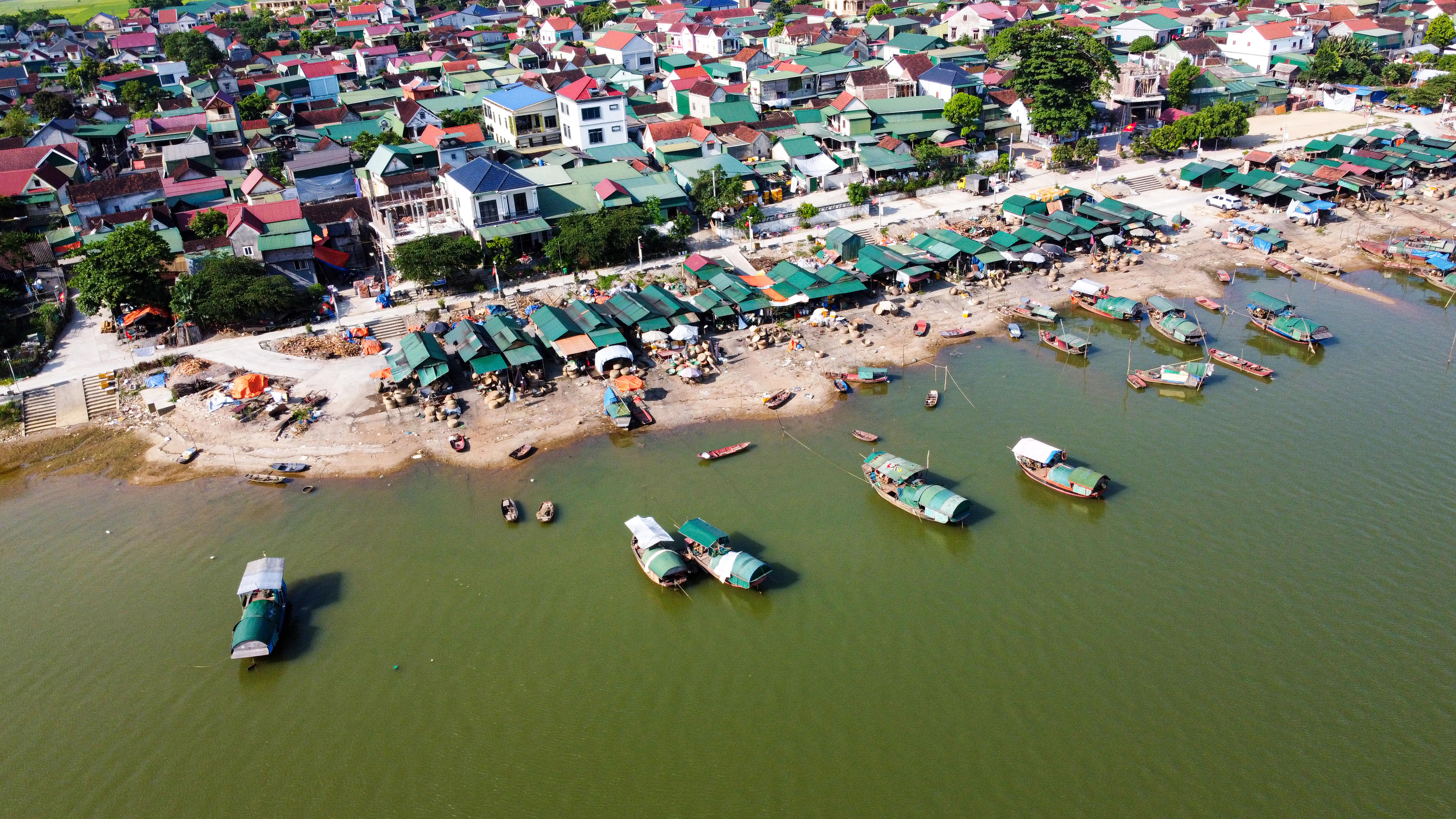 Trời còn bảng lảng sương, những chiếc thuyền gỗ, thuyền máy ở thôn Bến Hến đã rời bến. Ảnh: Cẩm Kỳ 