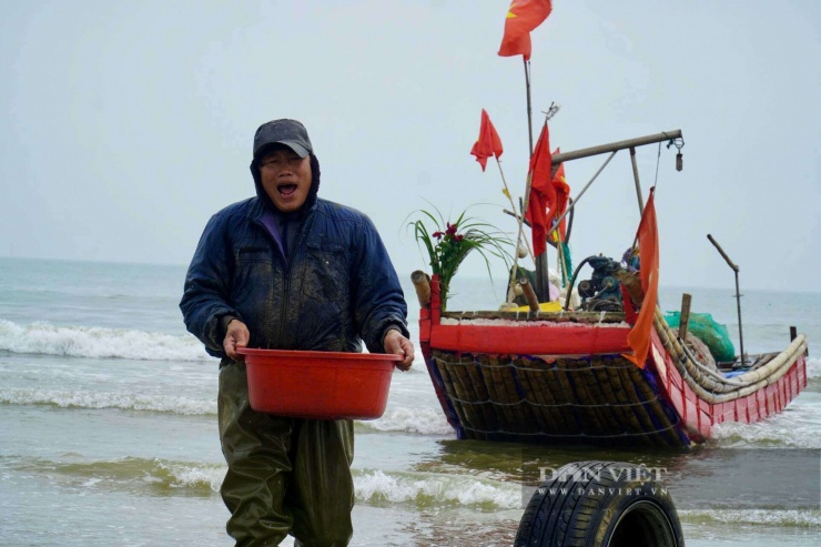 Bắt bề bề toàn con to bự, cá thờn bơn tươi rói, cá trích nhặt mỏi tay ở bờ biển Thanh Hóa - 3
