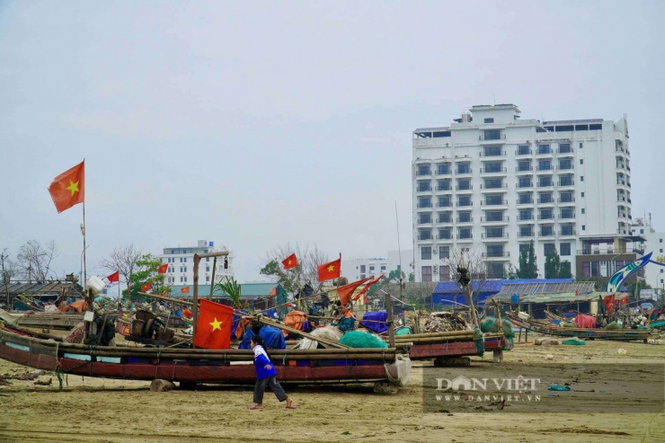 Sau những ngày sum họp bên gia đình, bà con lại tất bật vá lưới, sửa ngư cụ, kiểm tra nhiên liệu, khởi động máy móc để chuẩn bị cho những chuyến biển tiếp theo. Ảnh: HD