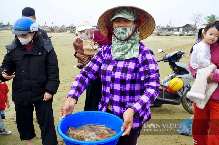 Sau những chuyến vươn khơi, các bà mảng lại đầy ắp cá, tôm... Ảnh: HD