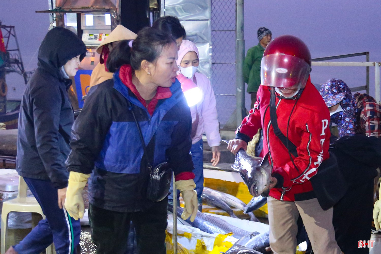 Chị Trần Thị Phúc - tiểu thương chợ Hà Tĩnh chia sẻ: “Nhu cầu tiêu dùng thực phẩm tăng cao nên chị thường đi lấy hàng từ rất sớm để lựa chọn những mẻ hải sản tươi ngon nhất và cũng nhập số lượng nhiều hơn ngày thường. Dịp này, các mặt hàng như cá thu, cá bớp, tôm biển được ưu tiên bởi vừa dễ tiêu thụ, vừa phù hợp làm quà biếu”. bqbht_br_img-0270.jpg