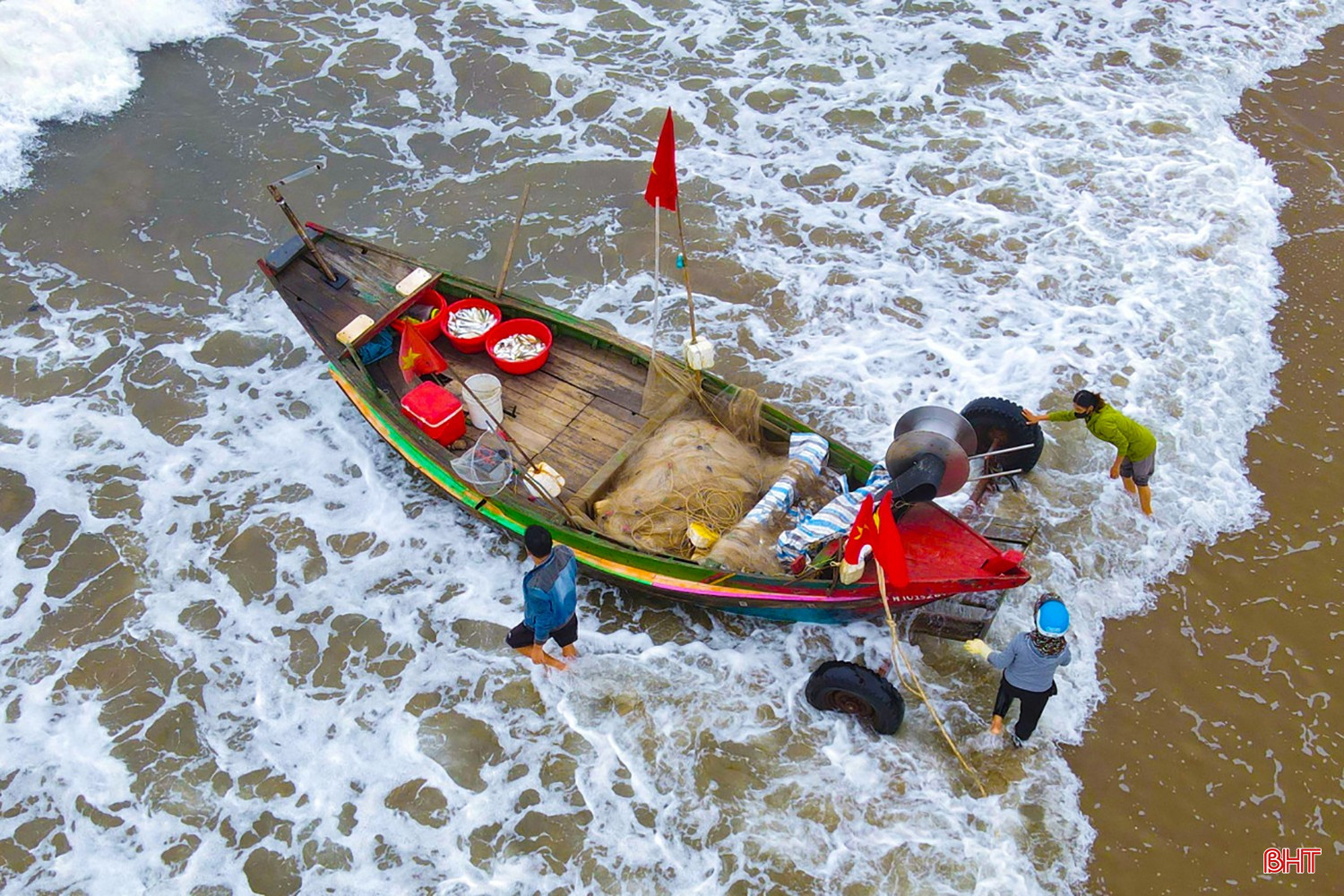Dịp này, ngư dân ven biển với các tàu công suất nhỏ từ 6 - 9m cũng tích cực vươn khơi, bám biển để kiếm thêm thu nhập. bqbht_br_image-2026-02-13t100551783-2854.jpg