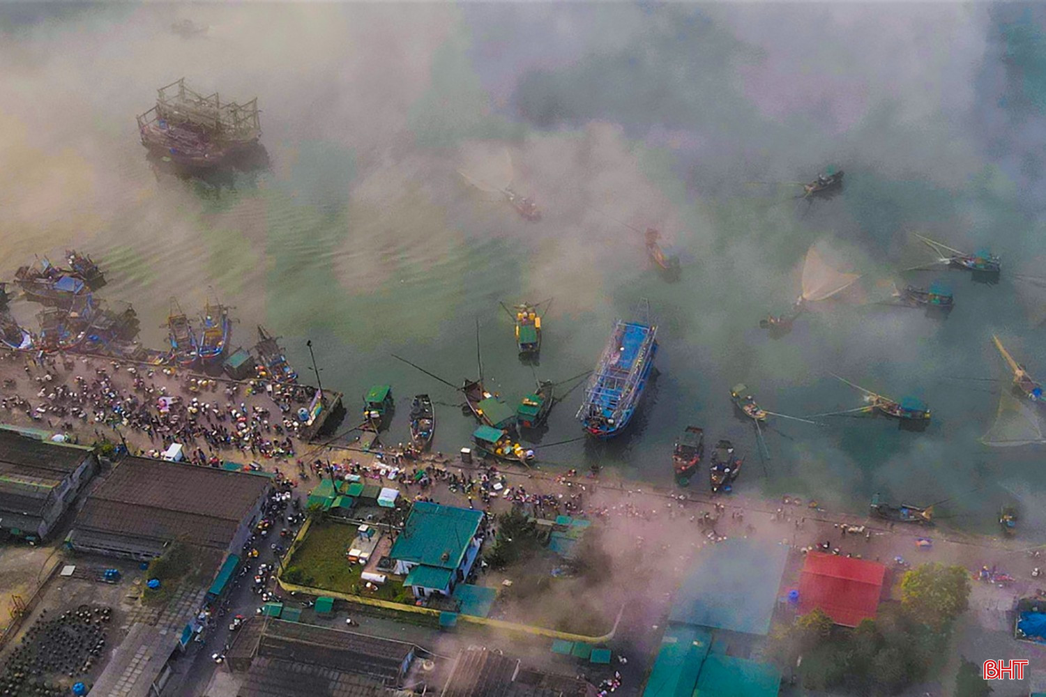 Cảng cá Cửa Sót (xã Lộc Hà) - một trong những cảng cá lớn của Hà Tĩnh thường xuyên tấp nập tàu cá vươn khơi, cập bến với nguồn hải sản phong phú. bqbht_br_image-2026-02-13t100754155.jpg