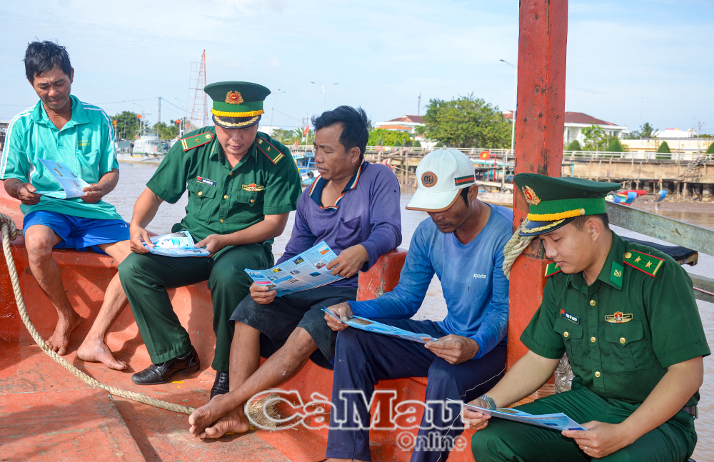 Bộ đội Biên phòng tuyên truyền pháp luật cho ngư dân
