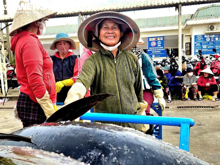 Sau bão lũ, nụ cười đã trở lại với người dân làng biển vì cá đầy khoang.