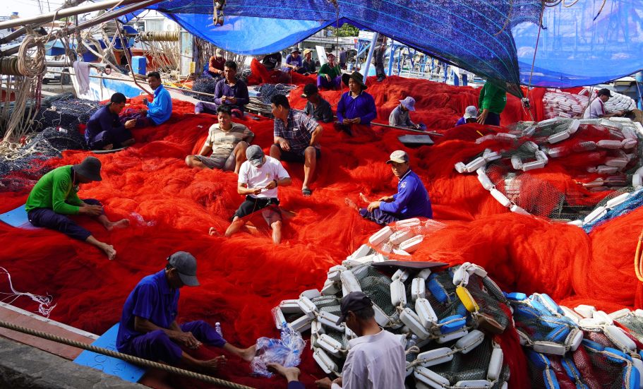 Những tấm lưới rách được vá lại cẩn thận sau một mùa khai thác. Ảnh: Phương Anh