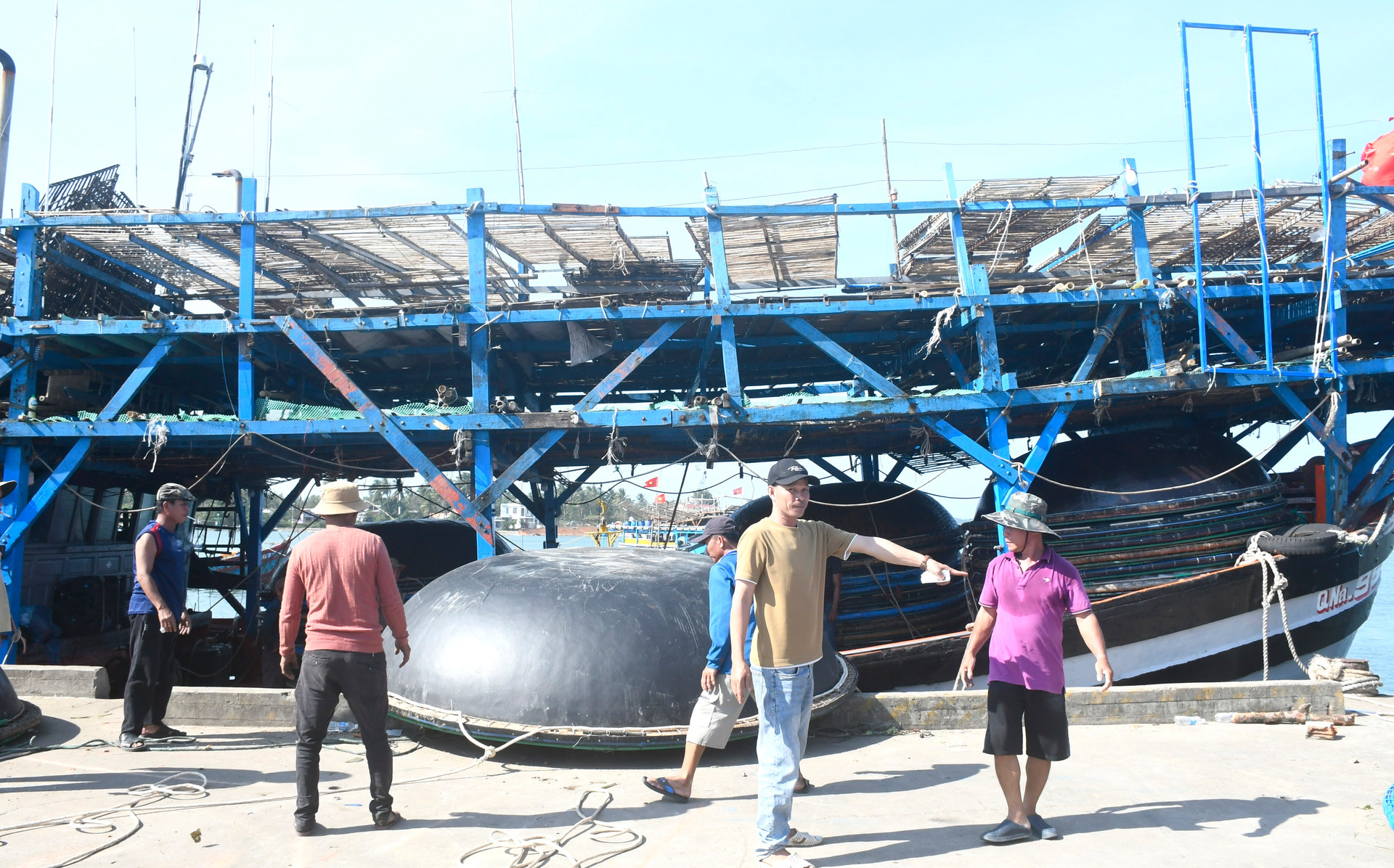 Một tàu cá của ngư dân thành phố Đà Nẵng sẵn sàng xuất cảng đi mở biển đầu năm Bính Ngọ. Ảnh: QUANG VIỆT