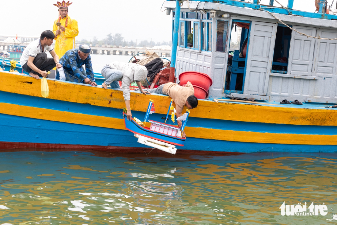Dân chài dong thuyền cúng tất niên ở cửa biển - Ảnh 1.