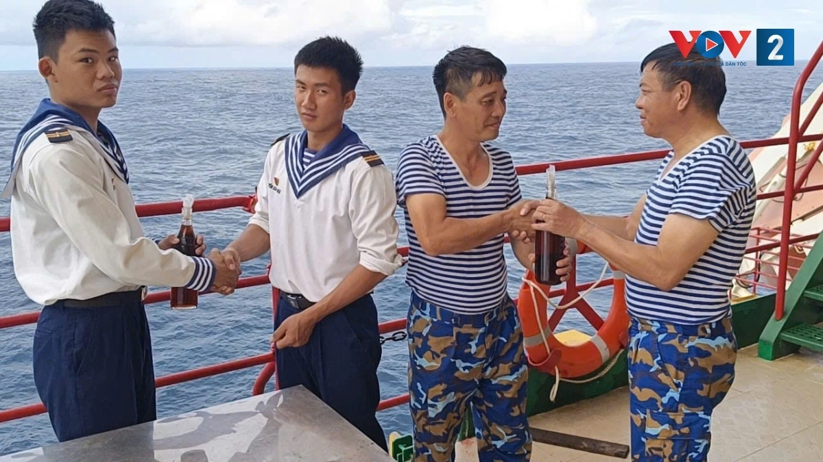 kỳ công ủ nước mắm và trồng rau trên nhà giàn dk1 hình ảnh 4 ky cong u nuoc mam va trong rau tren nha gian dk1 hinh anh 4