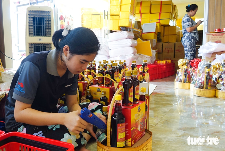 Khách quốc tế thích mua nước mắm truyền thống Phú Quốc - Ảnh 2.