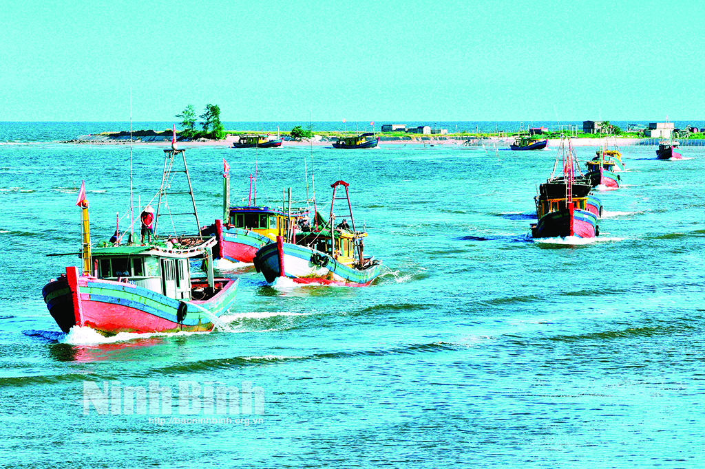 Ngư dân ra khơi đánh bắt thủy sản. Ảnh: Chu Thế Vĩnh