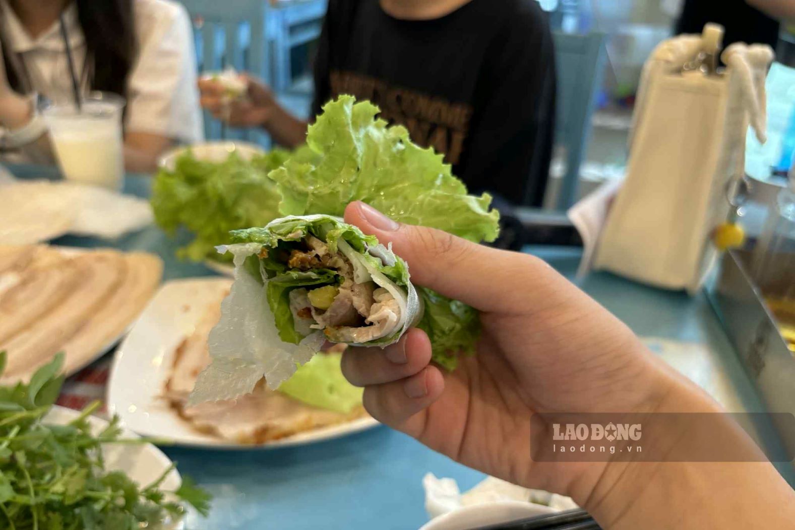 Lượng thịt đầy đặn trong một chiếc bánh tráng cuốn. Ảnh: Nguyễn Đạt