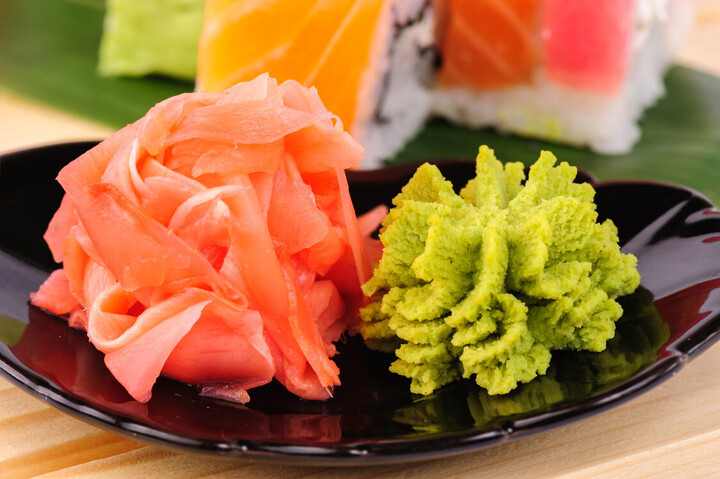 Wasabi, gừng hồng cùng các loại dấm, nước tương ăn cùng cũng giúp kháng khuẩn, tiêu hóa đồ sống tốt hơn. (Ảnh: HuffingPost)
