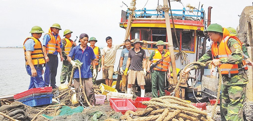 Lực lượng chức năng bắt giữ tàu giã cào tận diệt hải sản trên vùng biển Hà Tĩnh.