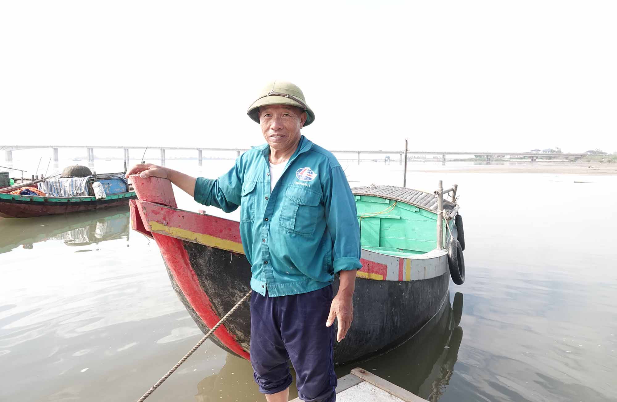 Ngư dân Tình nói về những thuận lợi khi Cảng cá Cửa Nhượng được đầu tư xây dựng. Ảnh: Trần Tuấn.