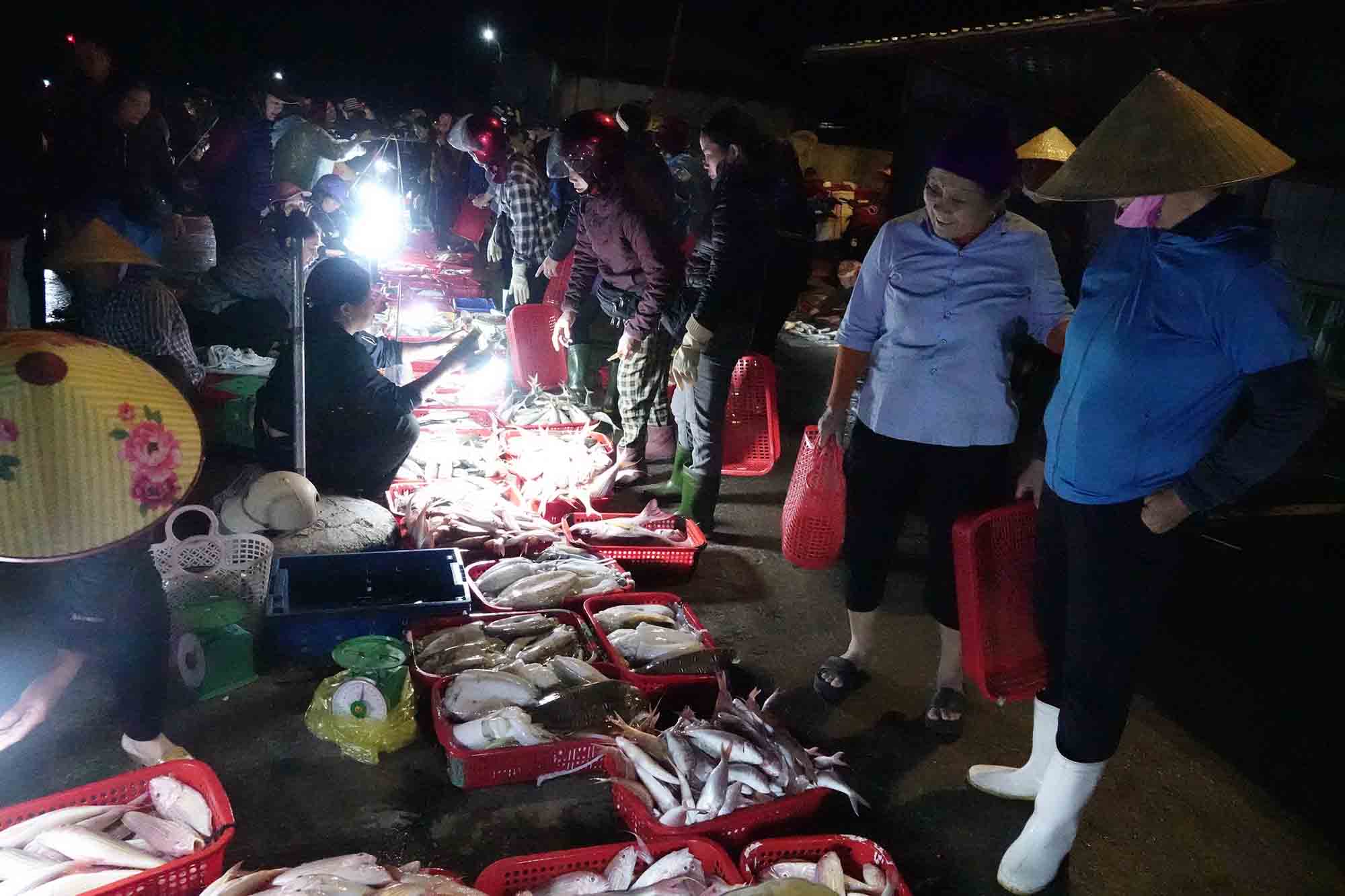 Có cảng cá, ngư dân lẫn tiểu thương đều thuận lợi trong mua, bán, giao thương. Ảnh: Trần Tuấn.