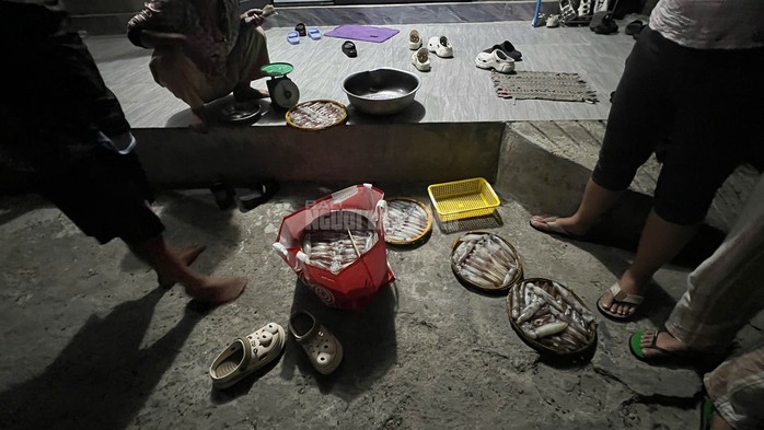 Mực được ngư dân bỏ vào từng rổ (mẹt) với trọng lượng chừng 0,8-0,9 kg/rổ và được xếp chồng lên nhau, cách giữa các rổ là từng que đũa để tránh mực bị hư.