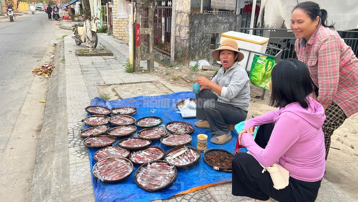 Từng rổ mực tươi rói được bày bán ở vỉa hè phường Thuận An sáng 24-2.