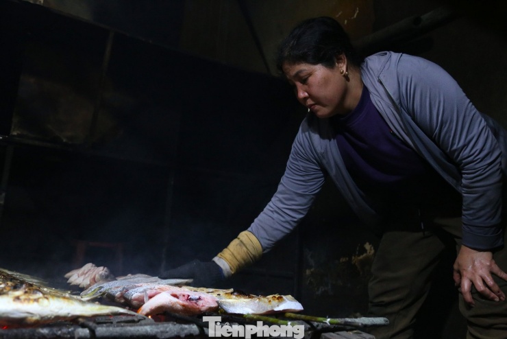 Gắn bó qua nhiều thế hệ, nghề nướng cá ở Cửa Lò không chỉ mang lại sinh kế cho hàng chục hộ dân mà còn góp phần tạo nên dấu ấn ẩm thực riêng của miền biển Xứ Nghệ. Hiện toàn phường Cửa Lò có khoảng 30 hộ làm nghề nướng cá, tập trung chủ yếu ở khu vực Nghi Hải và Nghi Thủy cũ.