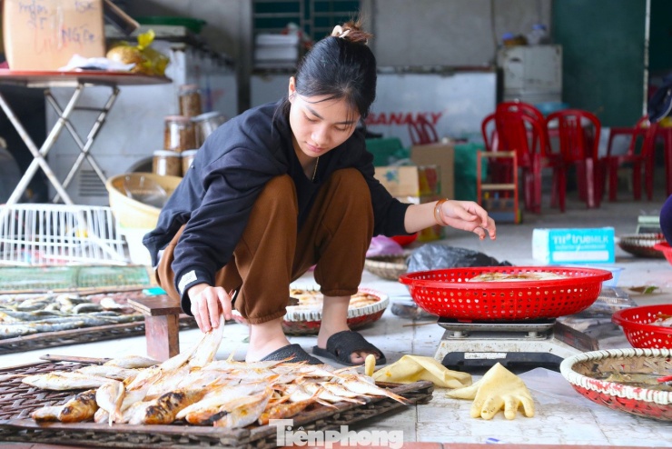 Khi những mẻ cá cuối cùng rời bếp than, thương lái nhanh chóng thu mua, đóng gói, đưa lên xe phân phối đi khắp các chợ, nhà hàng, quán ăn trong và ngoài tỉnh. Những chuyến xe nối đuôi nhau rời làng cá, mang theo hương Tết mặn mòi của biển.