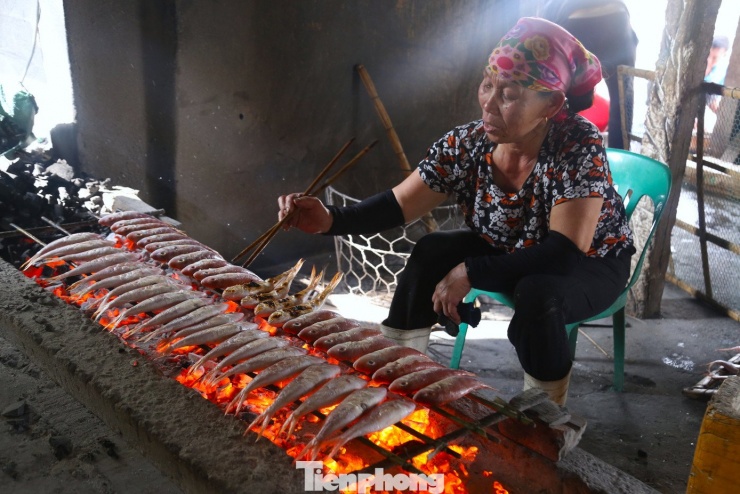 Nướng cá không ngơi tay bên bếp than rực lửa giáp Tết - 5